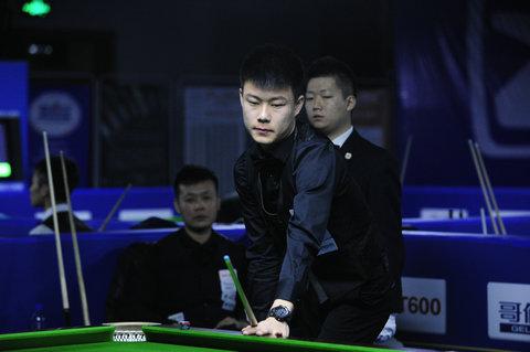 她在前半程 她在前半程